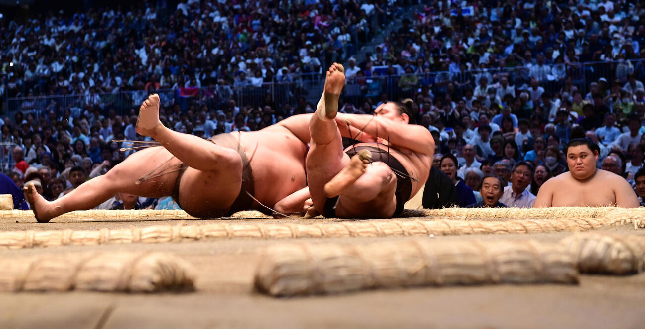 伯乃富士（左）は豊昇龍を切り返しで破る（撮影・森本幸一）