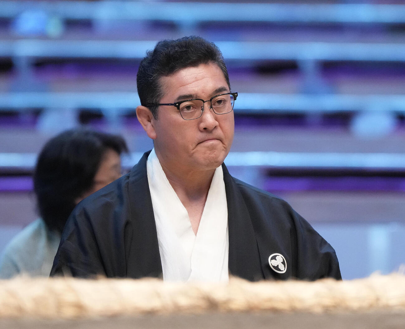 審判席に着く二十山親方（撮影・森本幸一）
