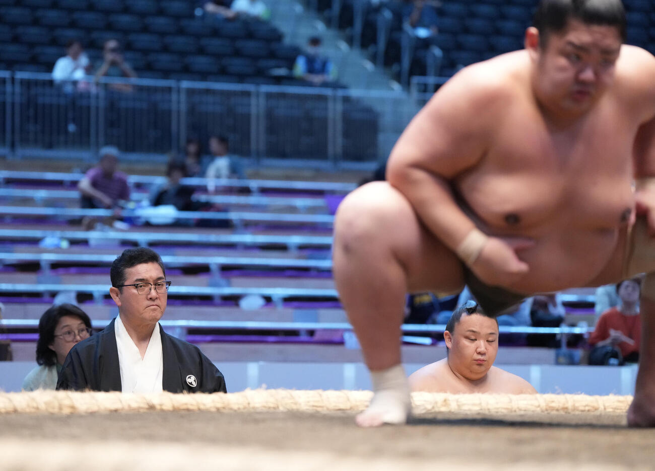 審判席に着く二十山親方（撮影・森本幸一）