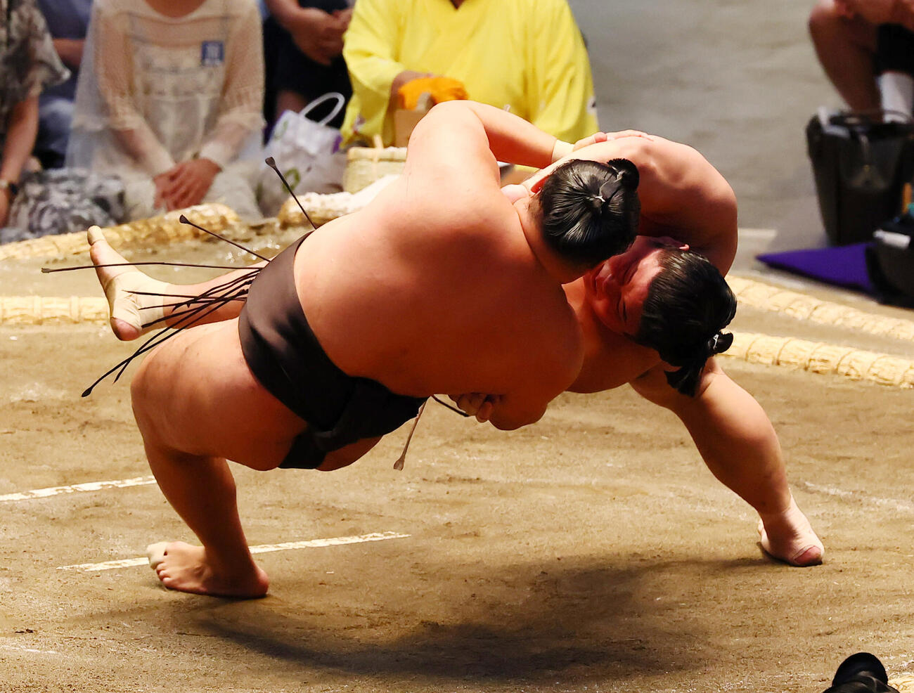 伯乃富士は切り返しで豊昇龍（左）を破る（撮影・加藤哉）