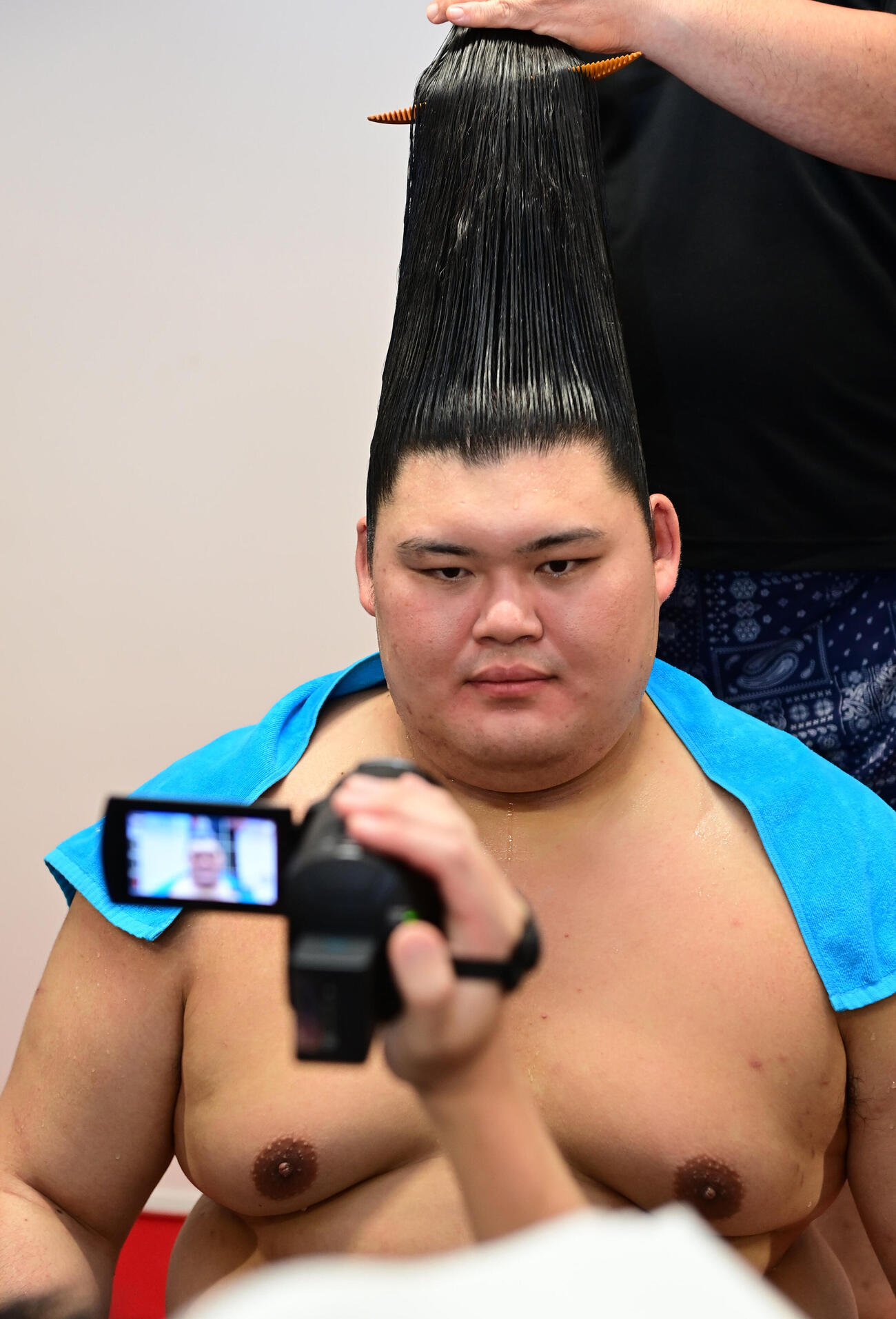 取り組みを終え支度部屋で取材に応じる大の里（撮影・森本幸一）