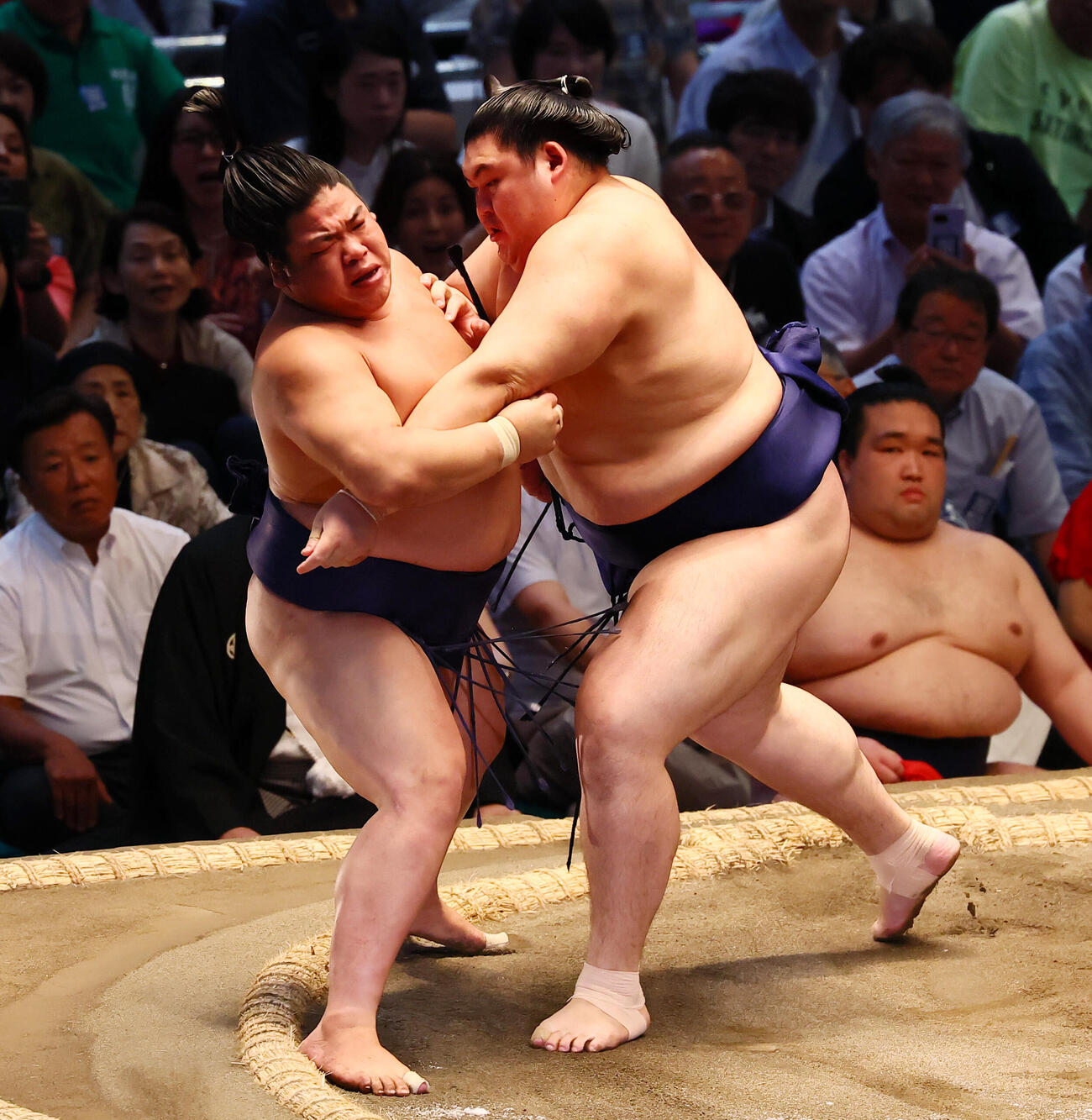 大の里（右）は平戸海を寄り切りで破る（撮影・加藤哉）