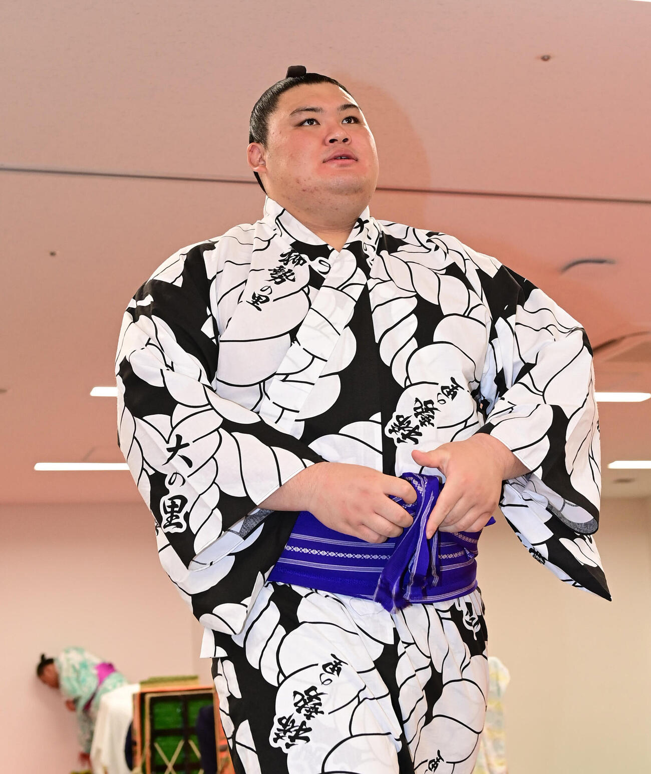 取り組みを終え会場を後にする大の里（撮影・森本幸一）