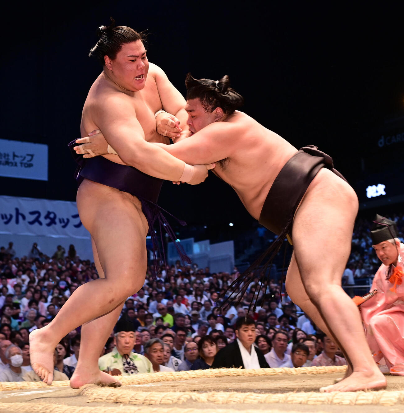 霧島（右）は義ノ富士を押し出しで破る（撮影・森本幸一）