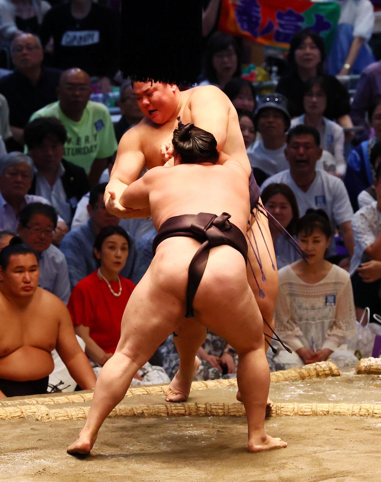 霧島は押し出しで義ノ富士を下す（撮影・加藤哉）
