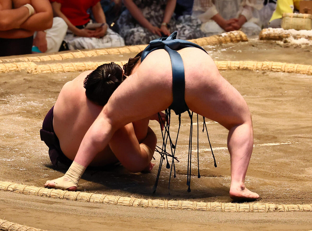 安青錦は下手捻りで王鵬（左）を破る（撮影・加藤哉）