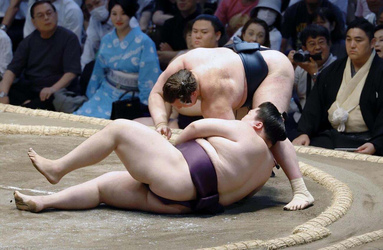 安青錦（奥）が下手ひねりで王鵬を破る＝IGアリーナ（共同）