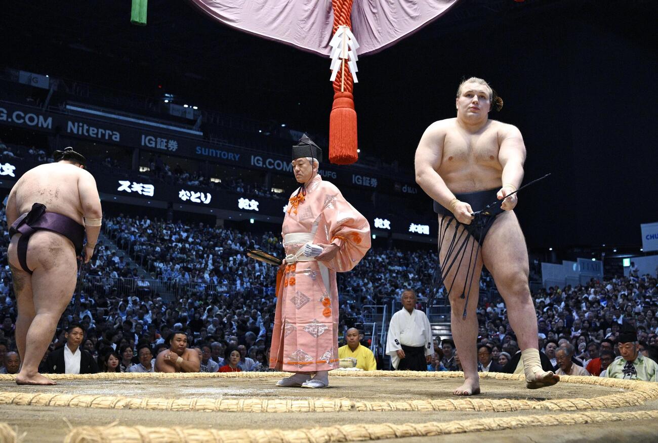 王鵬（左）を下手ひねりで破った安青錦＝IGアリーナ