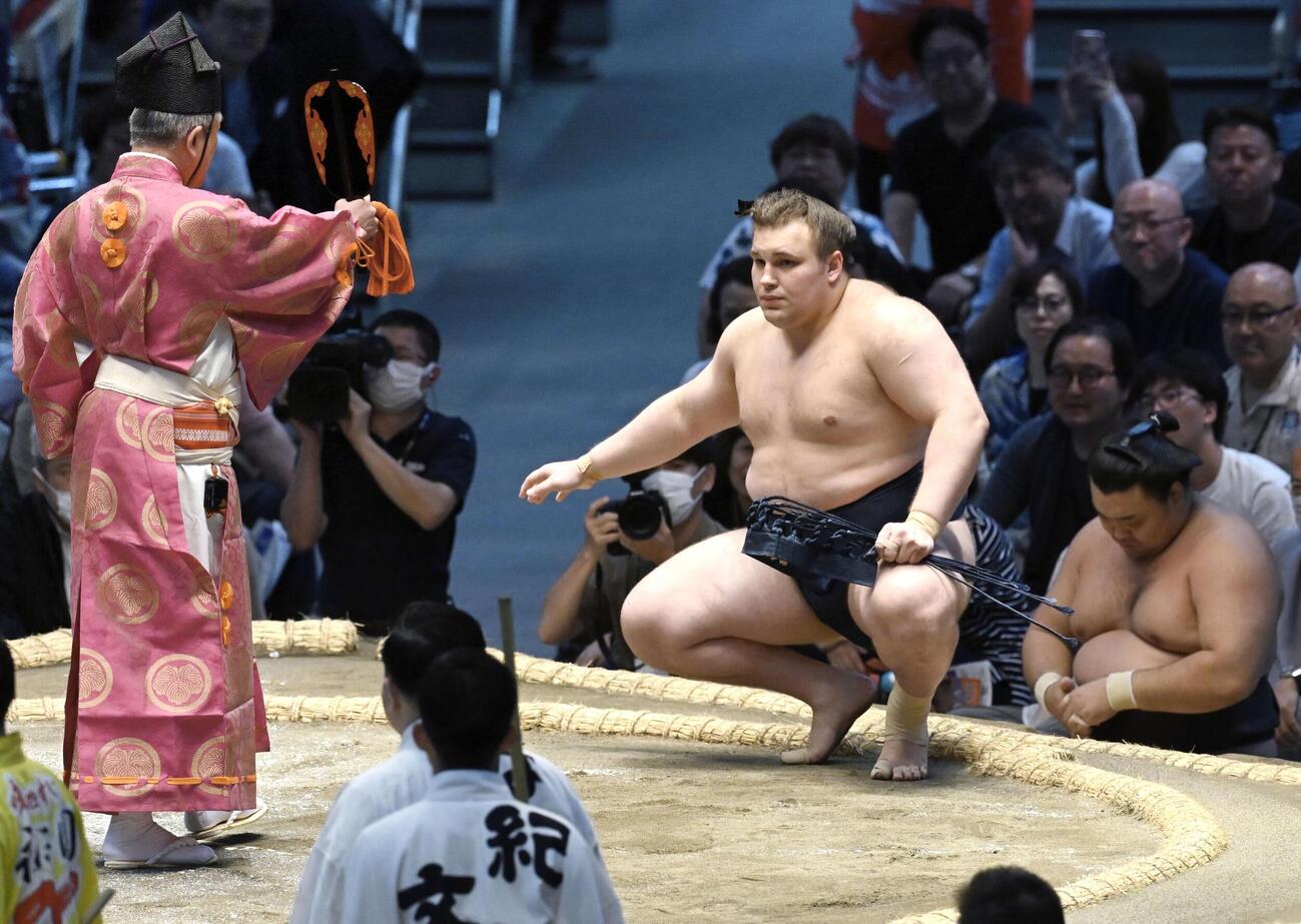 琴桜を破り、勝ち名乗りを受ける安青錦＝IGアリーナ