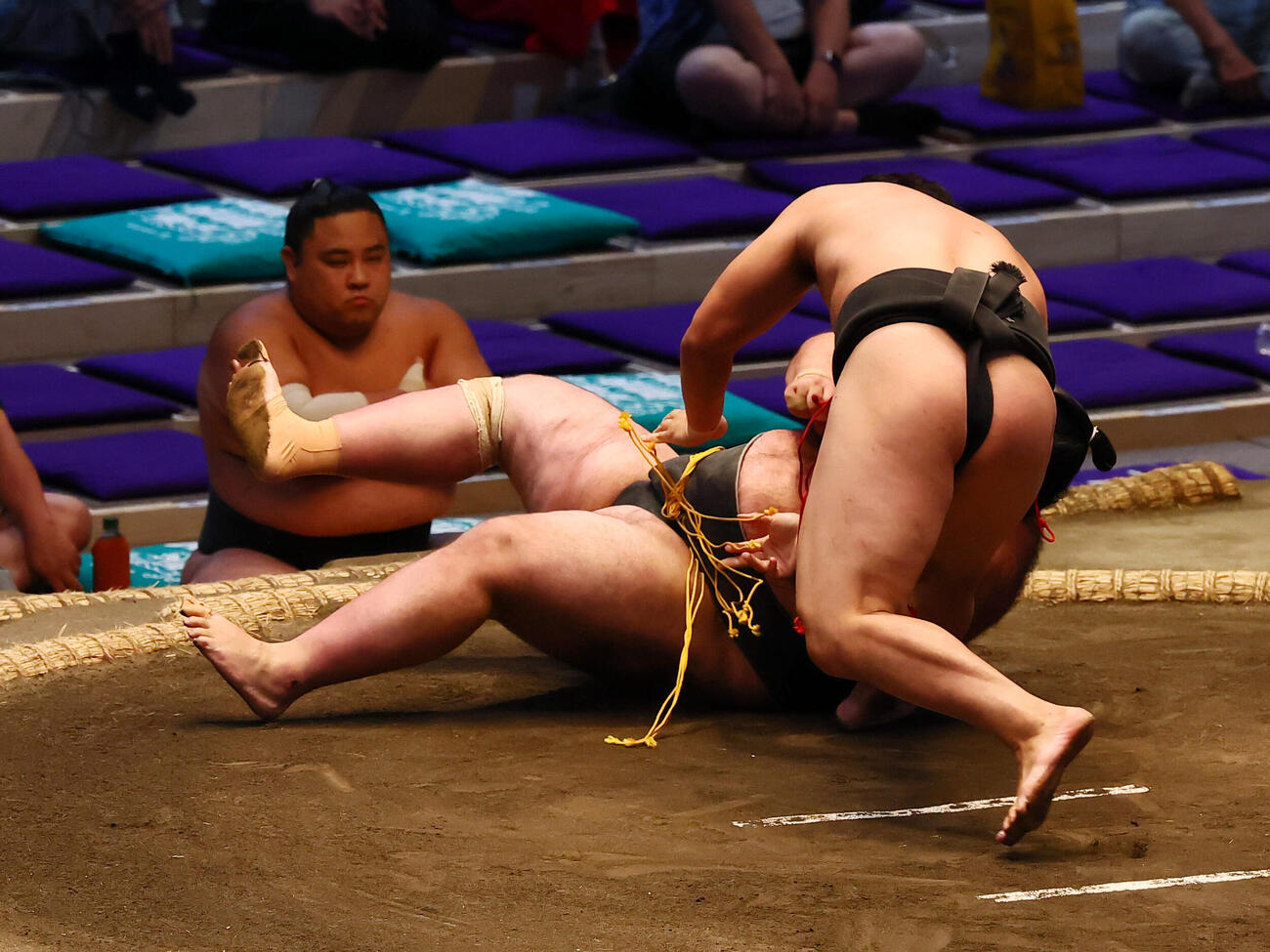 大森（右）は上手出し投げで王欧山を破る（撮影・加藤哉）