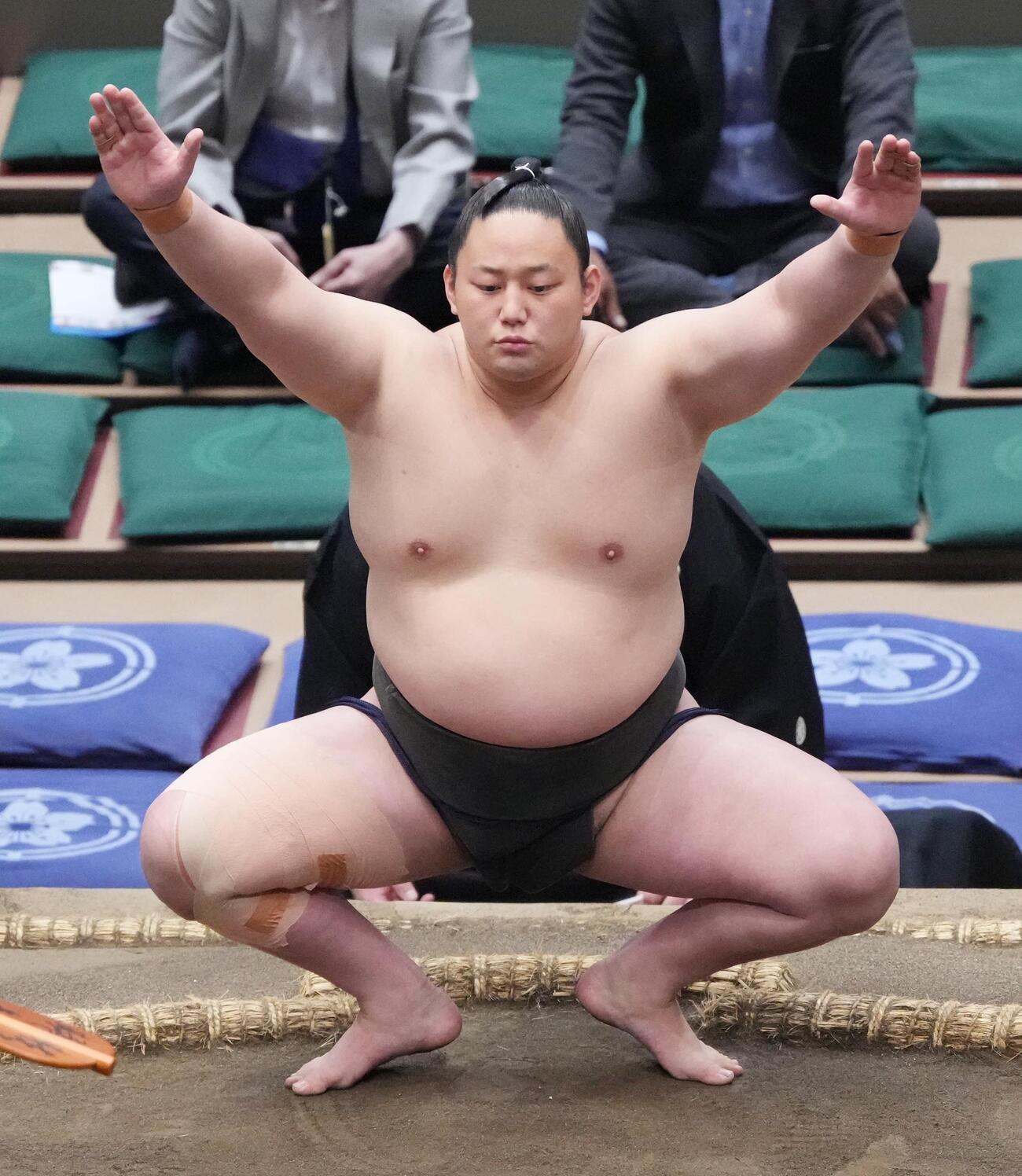 塵手水（ちりちょうず）を切る三田（26年5月撮影）