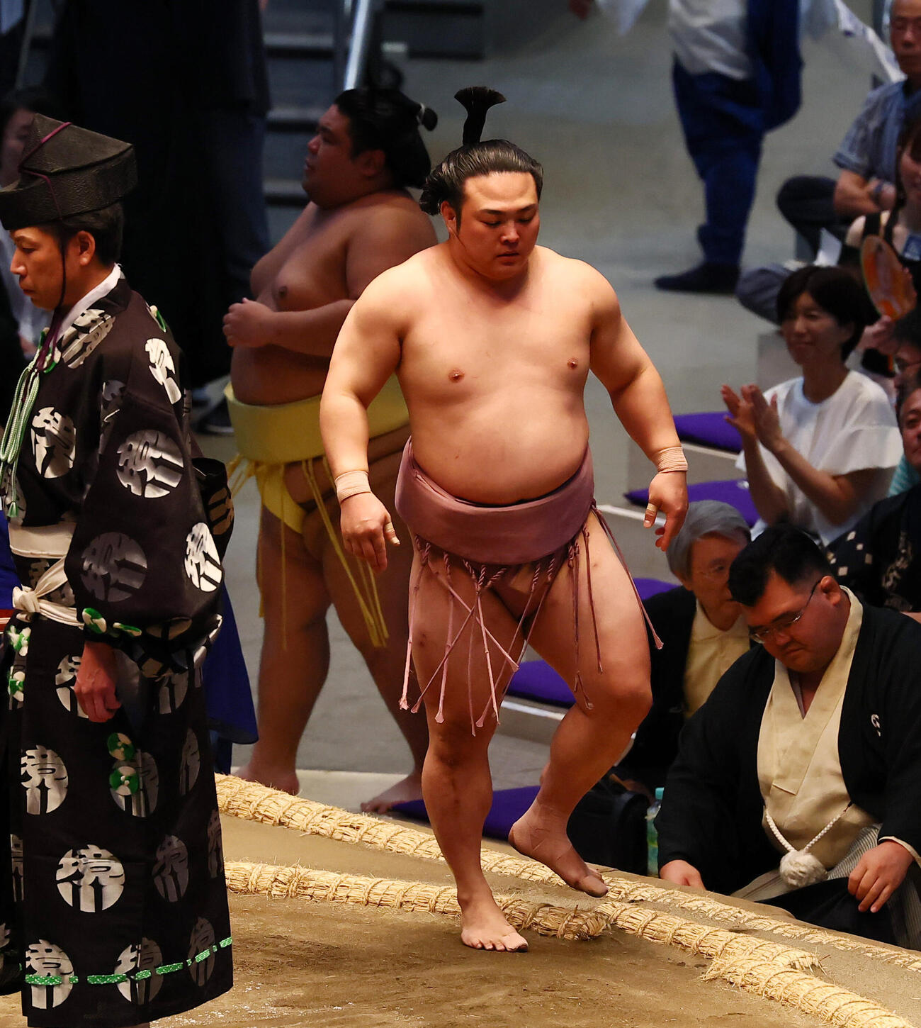 炎鵬（左）は押し出しで嘉陽を破る（撮影・加藤哉）