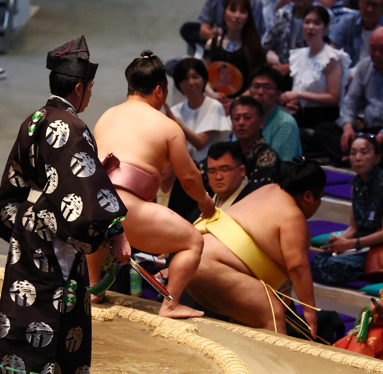 炎鵬（左）は押し出しで嘉陽を破る（撮影・加藤哉）