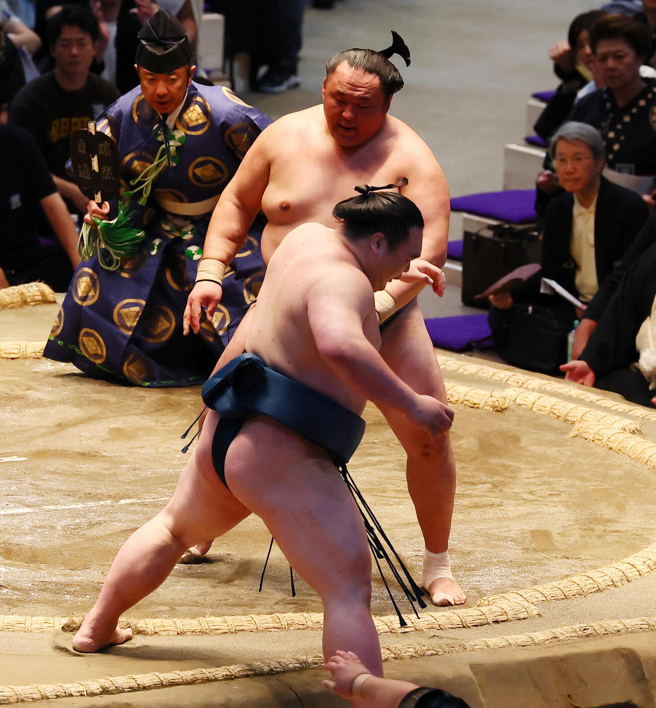 白熊（右）は押し出しで玉鷲に破れる（撮影・加藤哉）