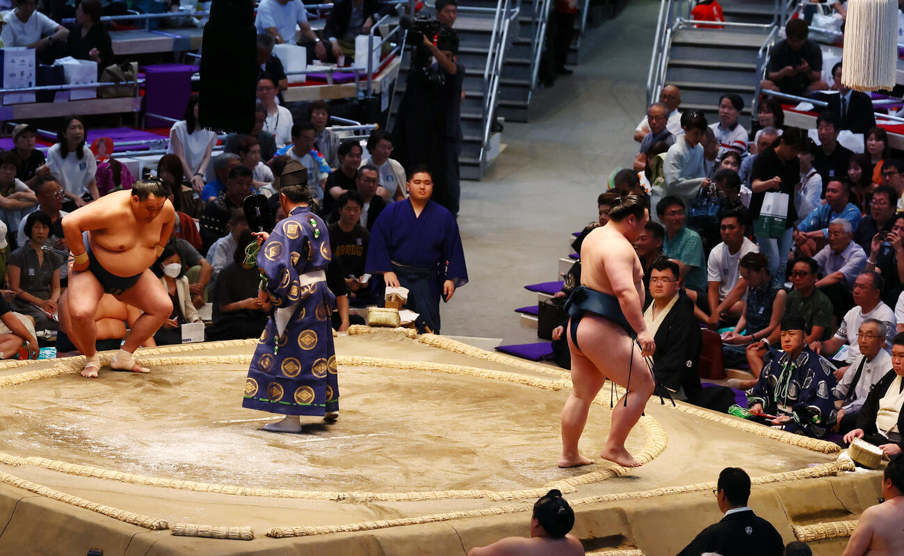白熊（右）は押し出しで玉鷲に破れる（撮影・加藤哉）