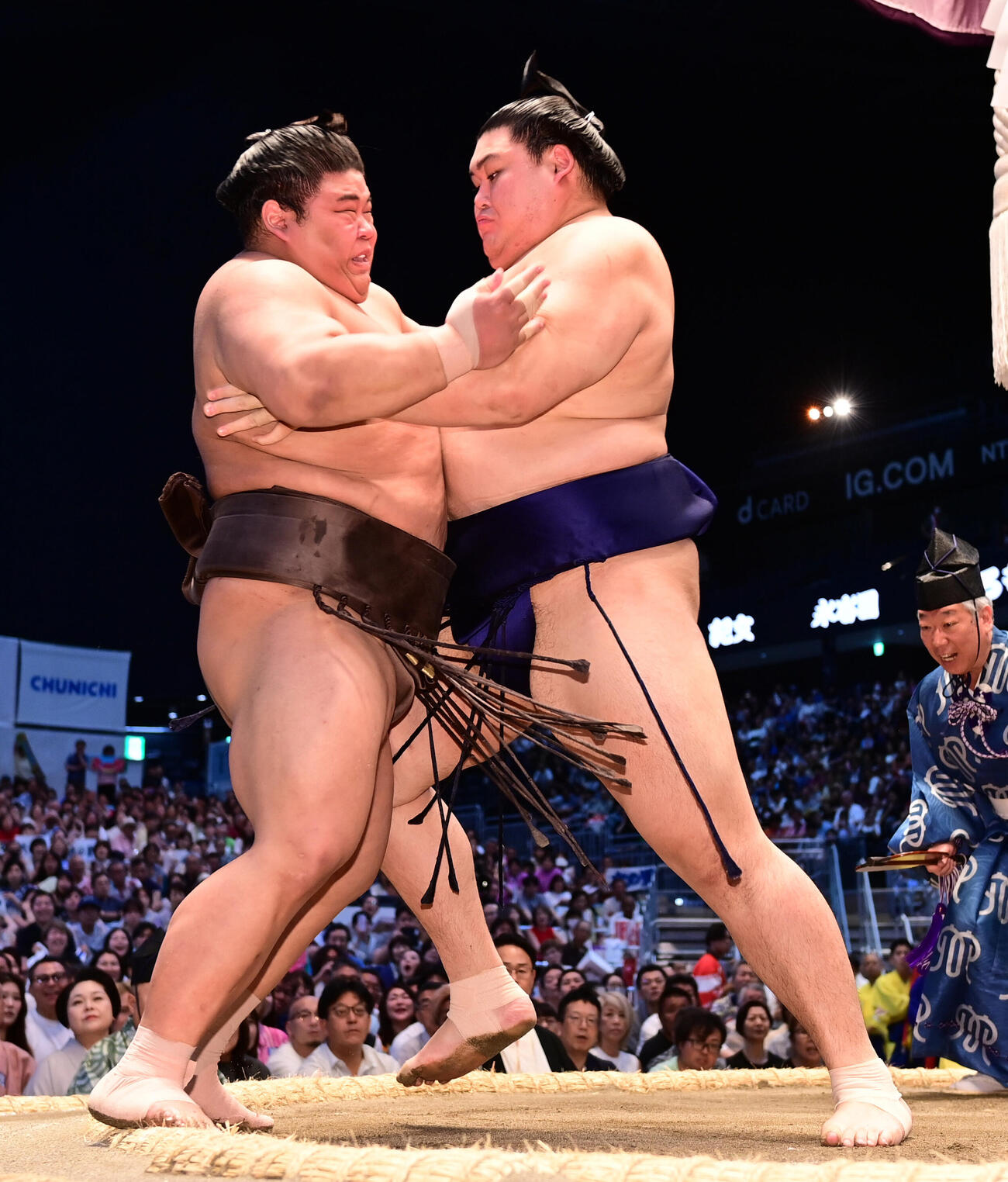 大の里（右）は伯乃富士を攻める（撮影・森本幸一）
