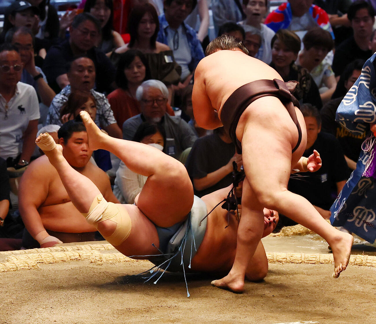 霧島（右）は上手投げで琴勝峰を破る（撮影・加藤哉）