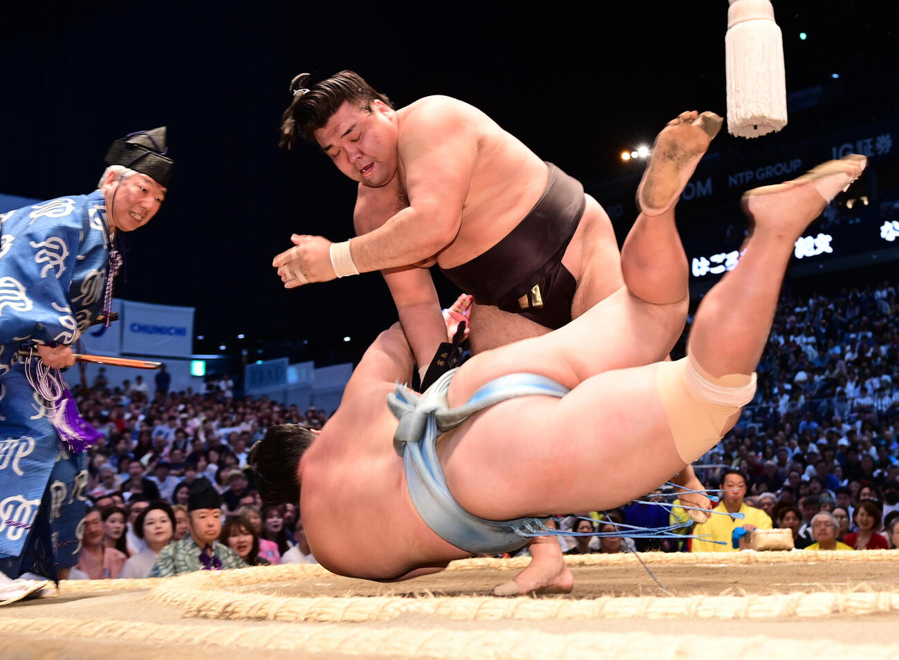 霧島（中央）は琴勝峰を上手投げで破る（撮影・森本幸一）