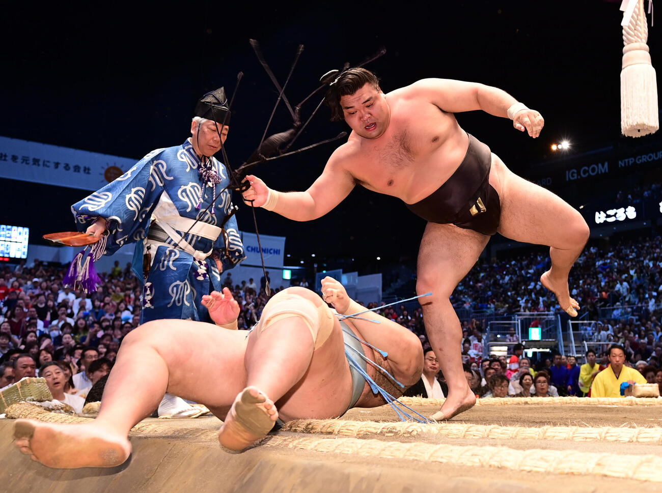 霧島（右）は琴勝峰を上手投げで破る（撮影・森本幸一）