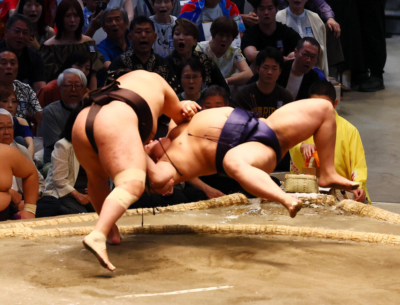 豊昇龍（左）はすくい投げで平戸海を下す（撮影・加藤哉）