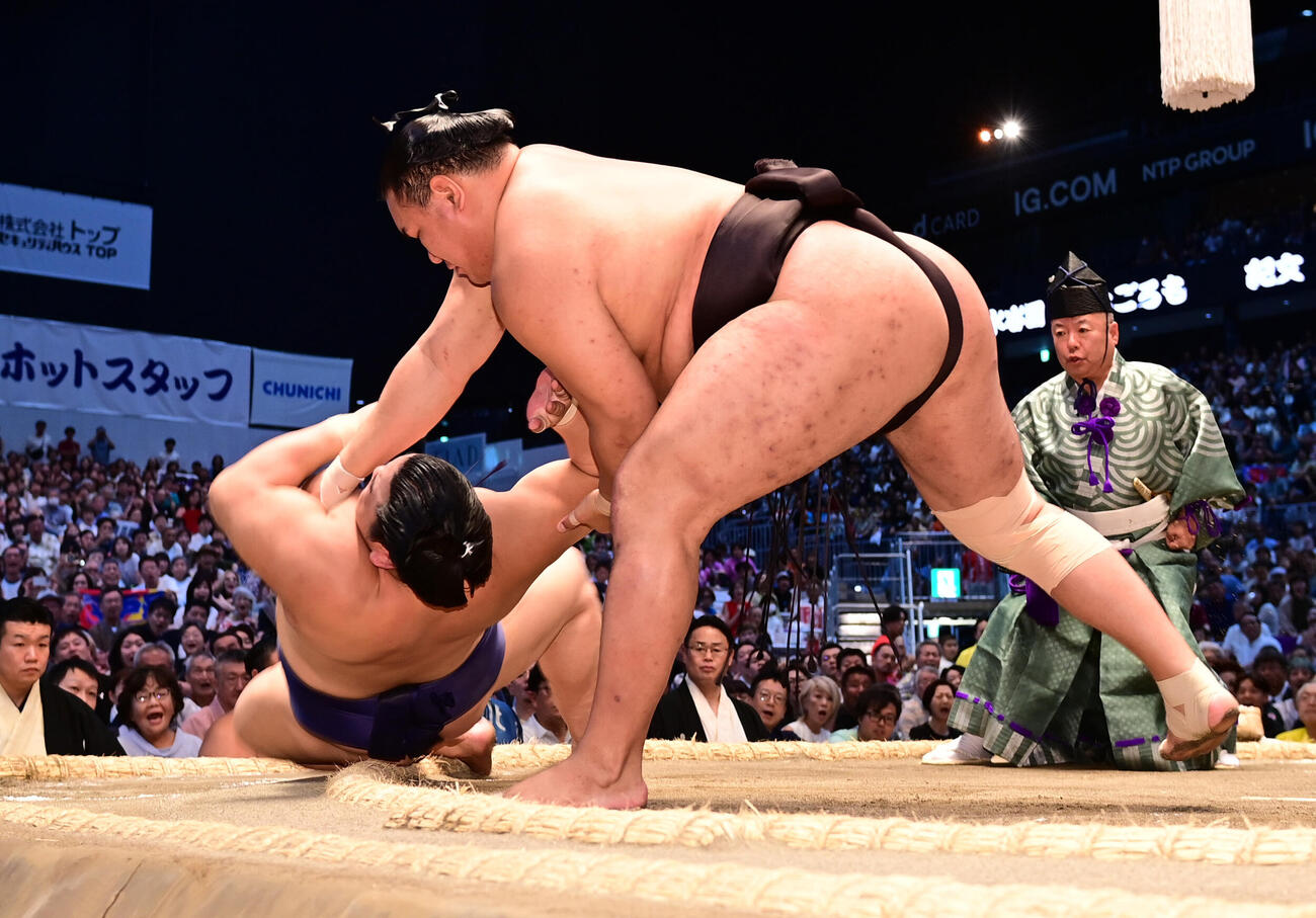 豊昇龍（右）は平戸海をすくい投げで破る（撮影・森本幸一）