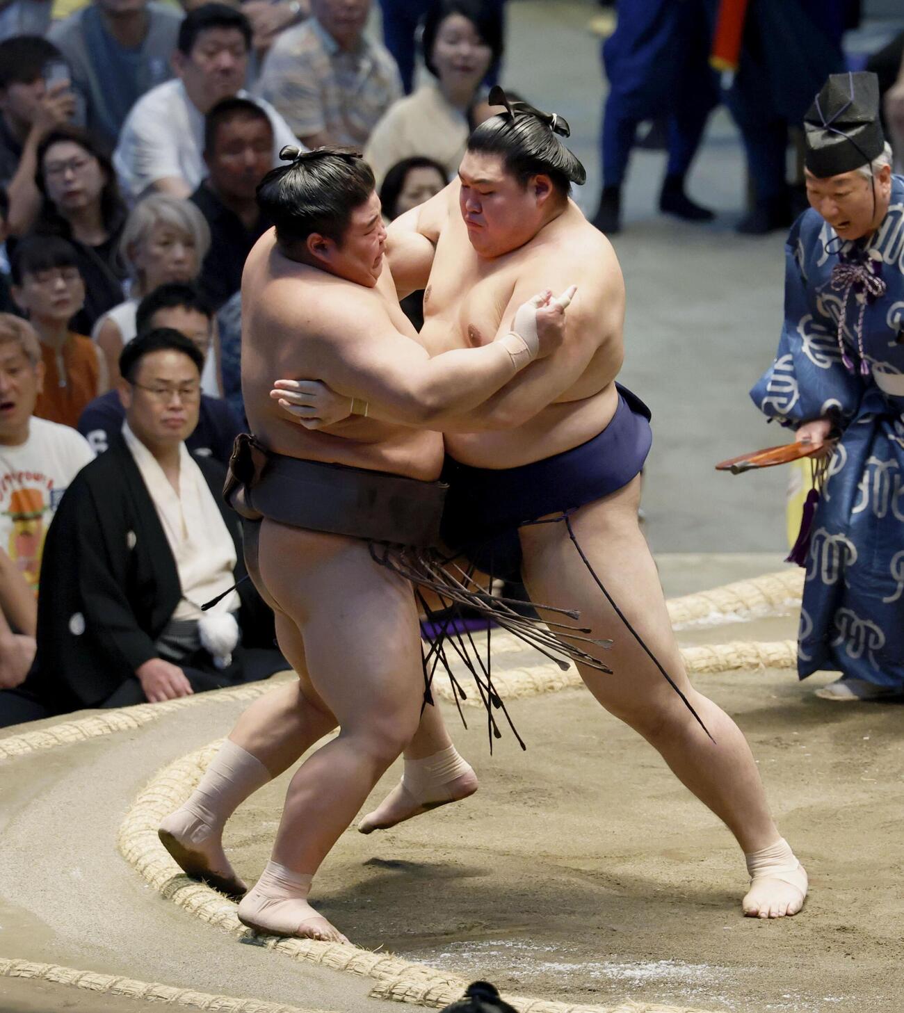 大の里が寄り切りで伯乃富士を下す＝IGアリーナ（共同）