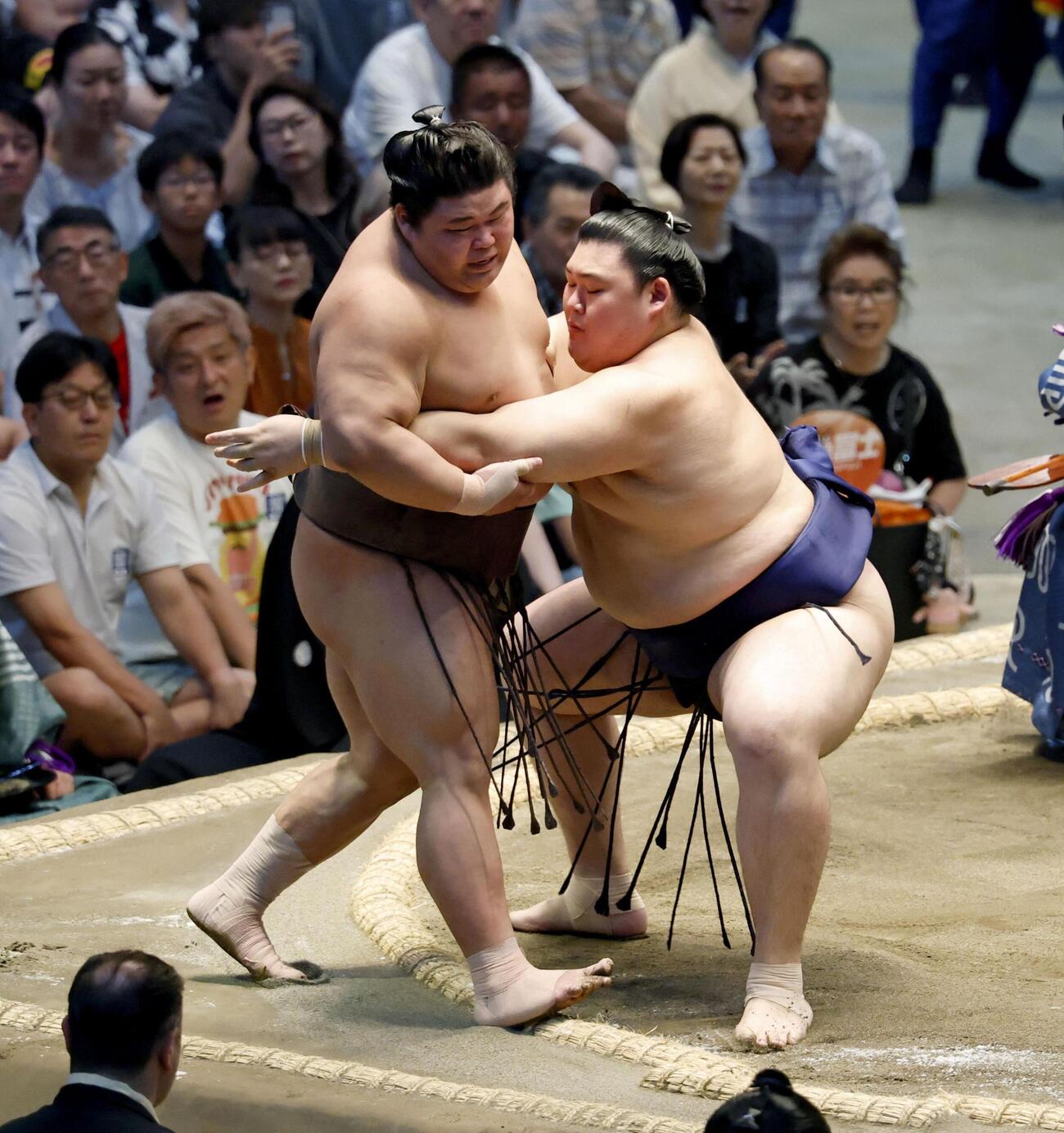 大の里が寄り切りで伯乃富士を下す＝IGアリーナ（共同）