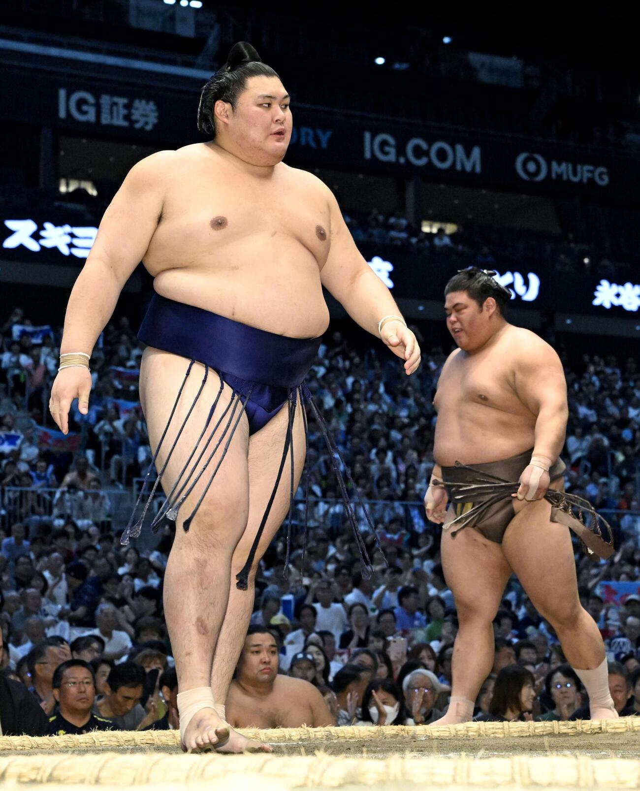 伯乃富士（奥）を寄り切りで下した大の里＝IGアリーナ（共同）