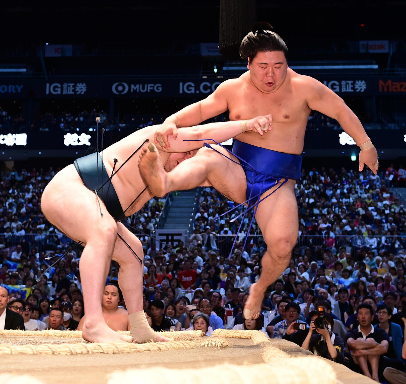 安青錦（左）は藤ノ川を寄り切りで破る（撮影・森本幸一）