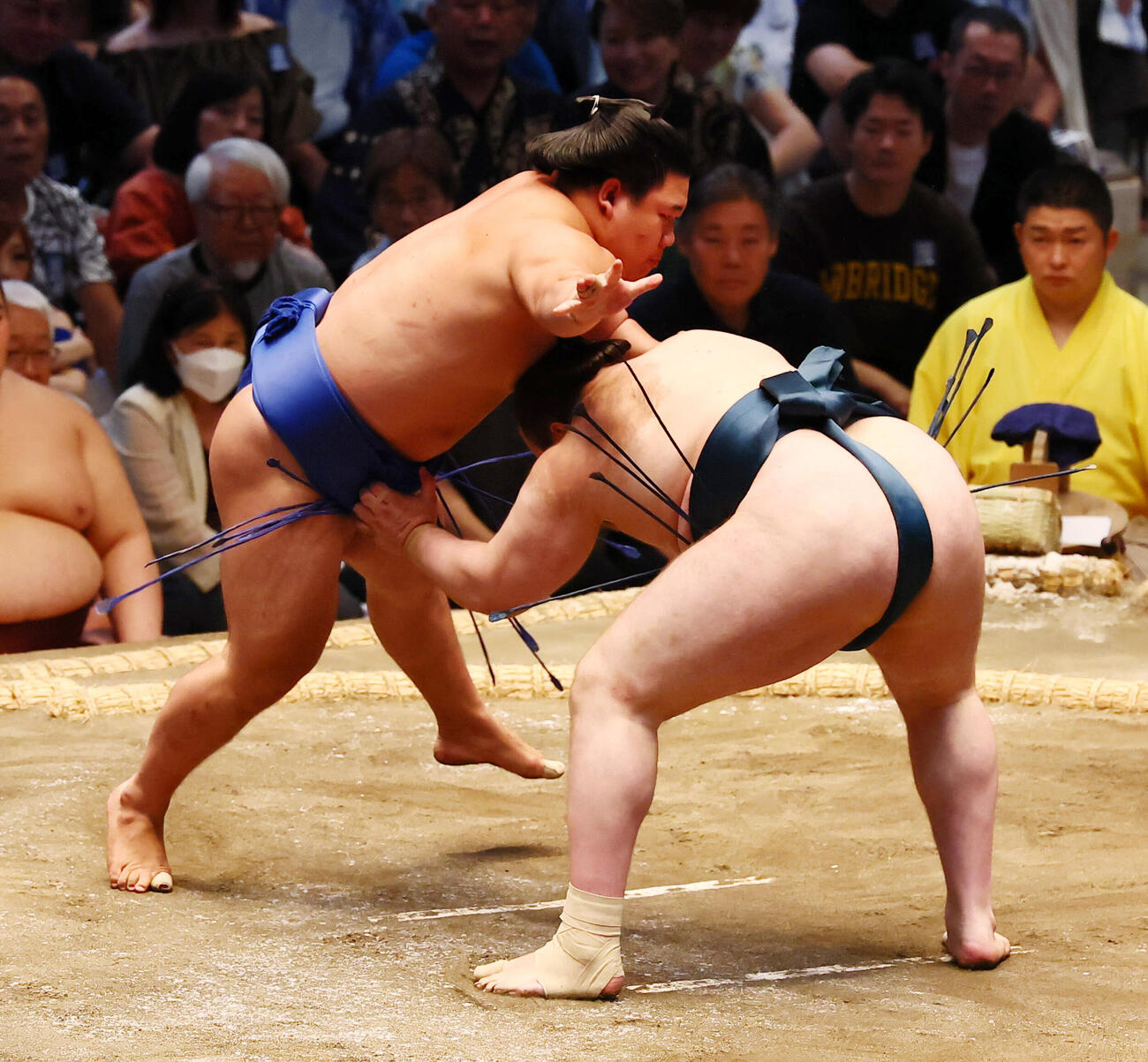 安青錦は寄り切りで藤ノ川（左）を破る（撮影・加藤哉）