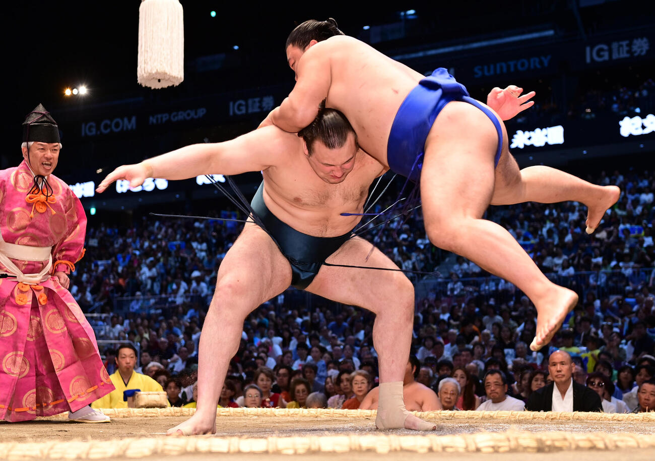 安青錦（中央）は立ち合い変化する藤ノ川をつかまえる（撮影・森本幸一）
