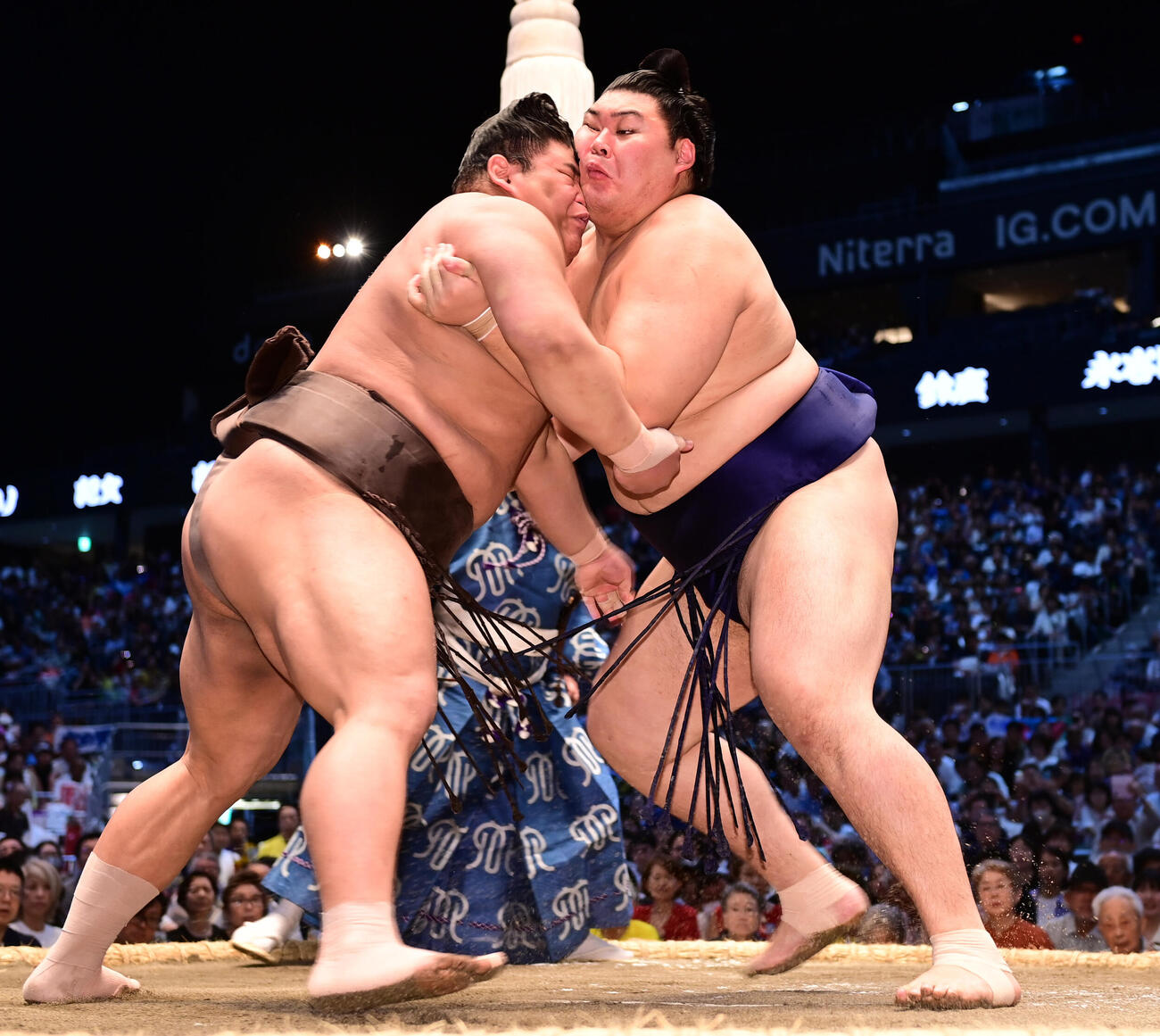 大の里（右）は伯乃富士を攻める（撮影・森本幸一）