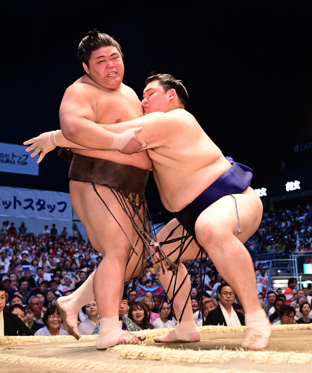 大の里（右）は伯乃富士を寄り切りで破る（撮影・森本幸一）