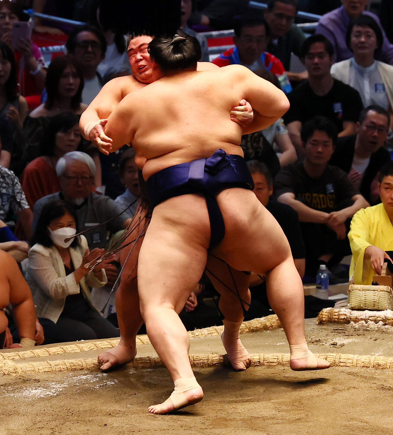 大の里は寄り切りで伯乃富士（左）を下す（撮影・加藤哉）