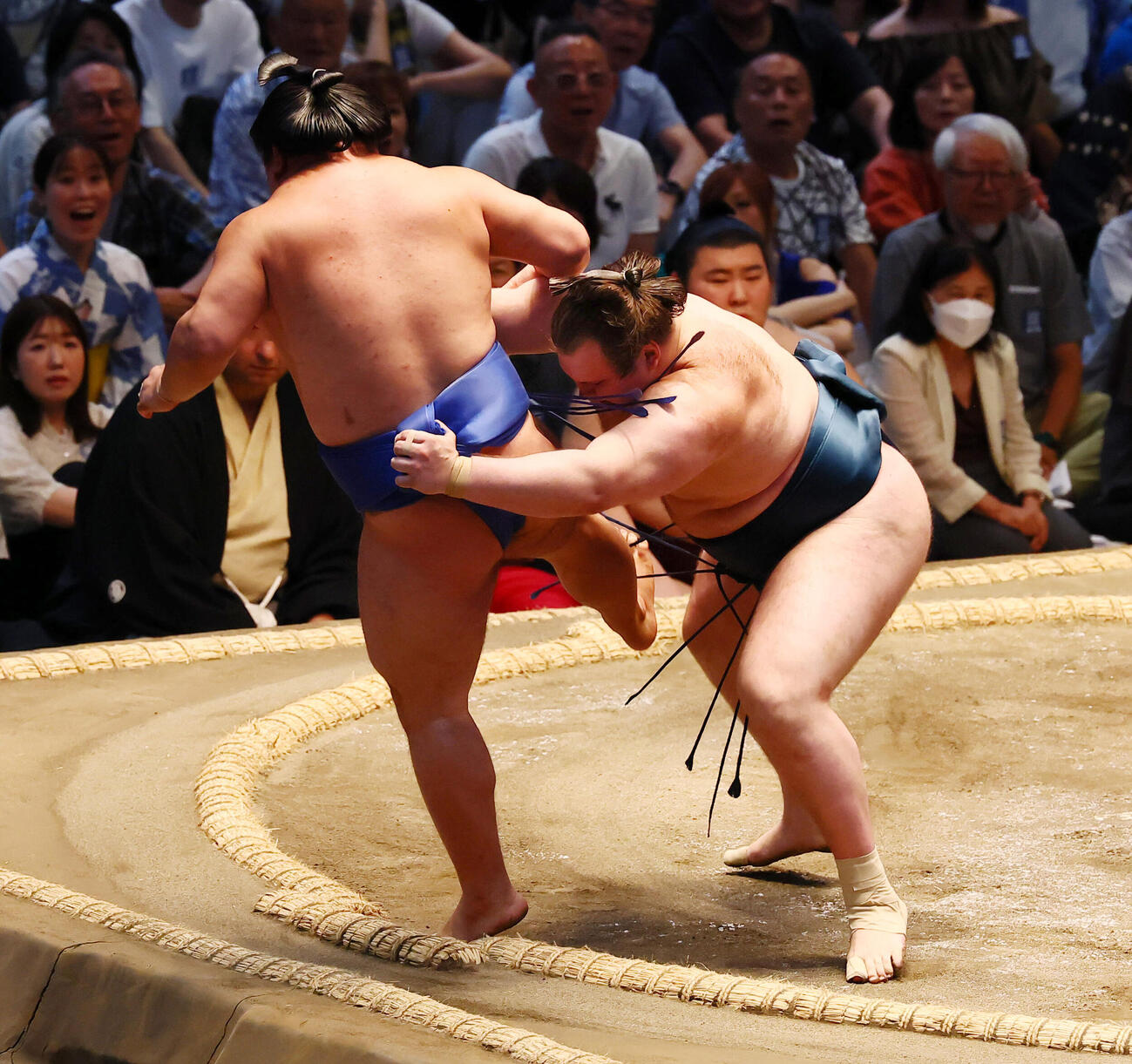 安青錦は寄り切りで藤ノ川（左）を破る（撮影・加藤哉）