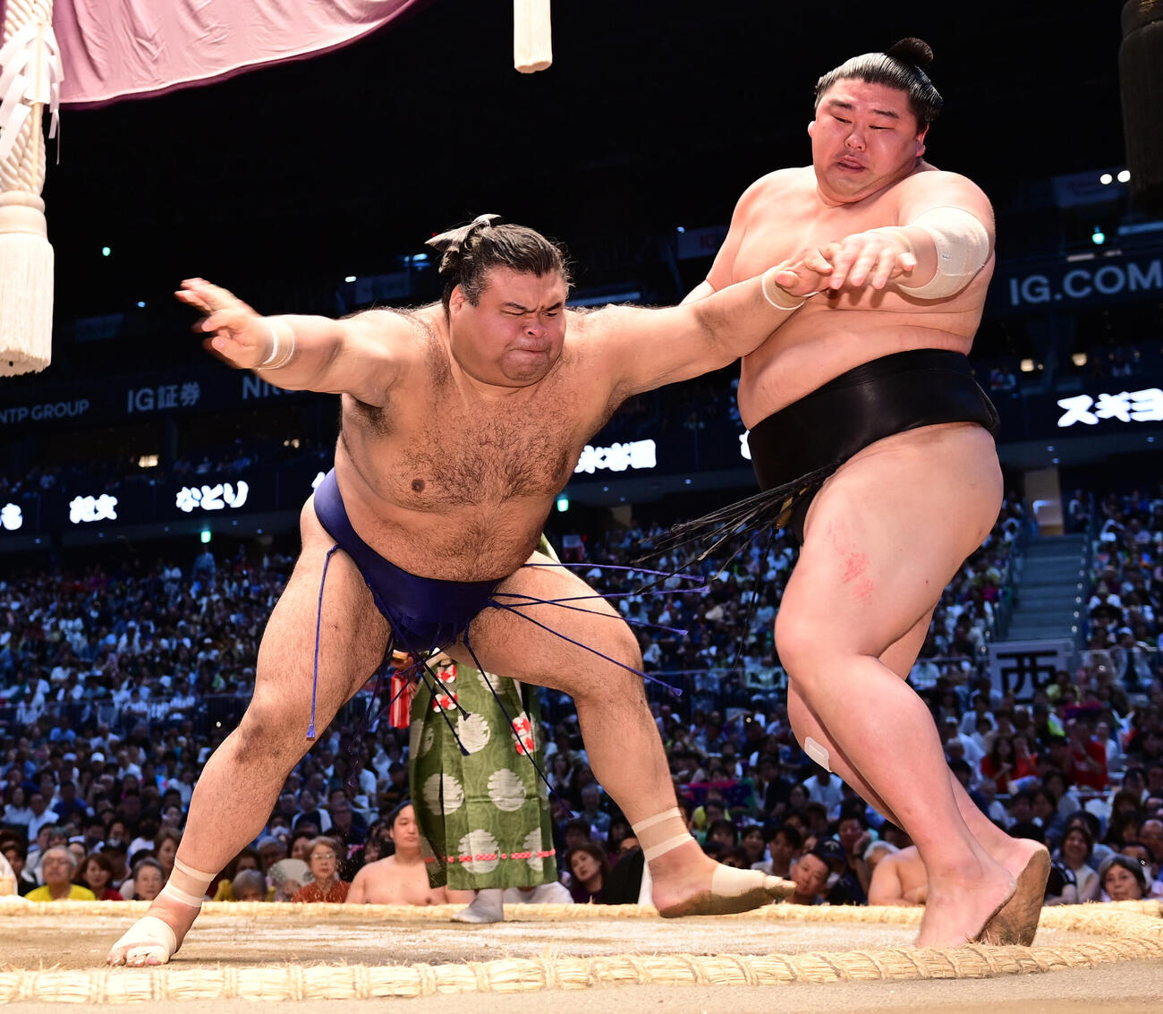 高安（左）は正代を攻める（撮影・森本幸一）