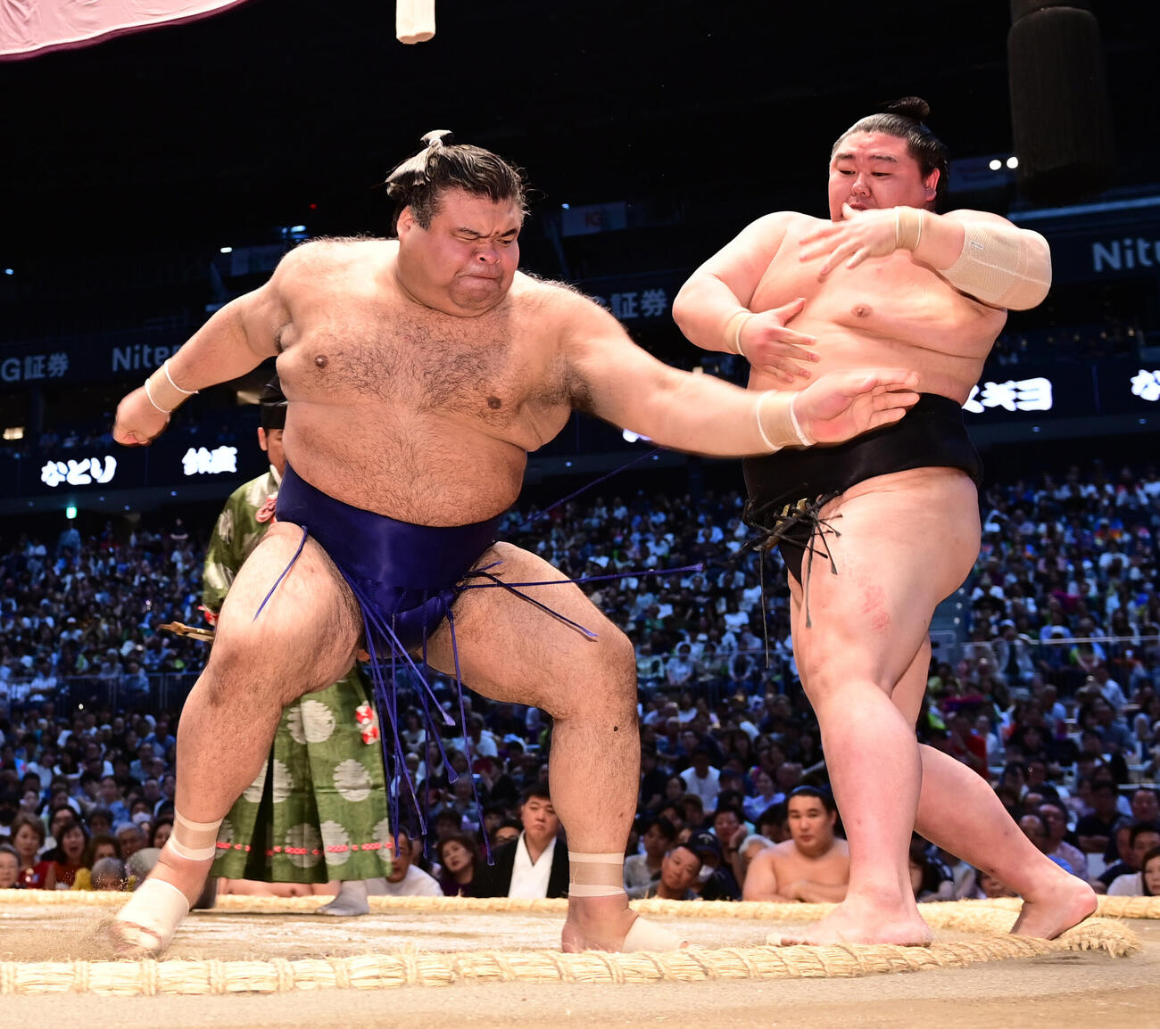 高安（左）は正代を攻める（撮影・森本幸一）
