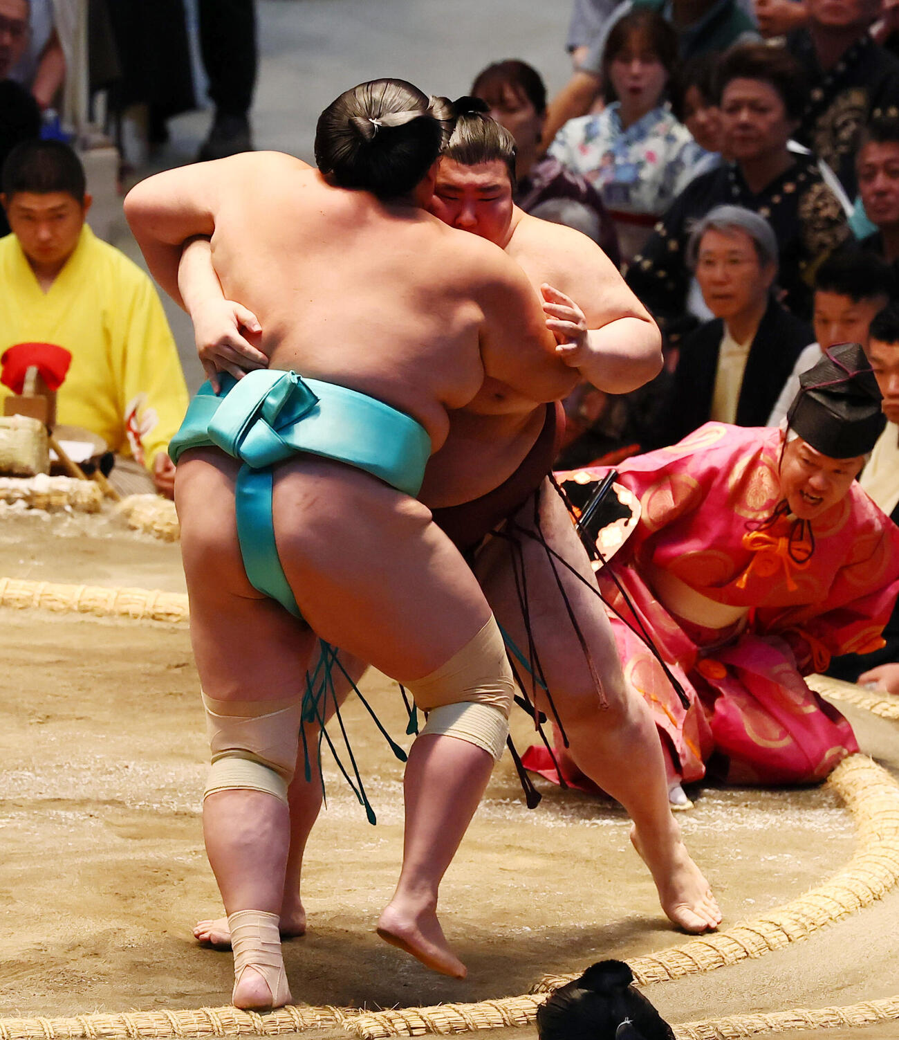 熱海富士（右）に寄り切りで敗れた琴桜（撮影・加藤哉）