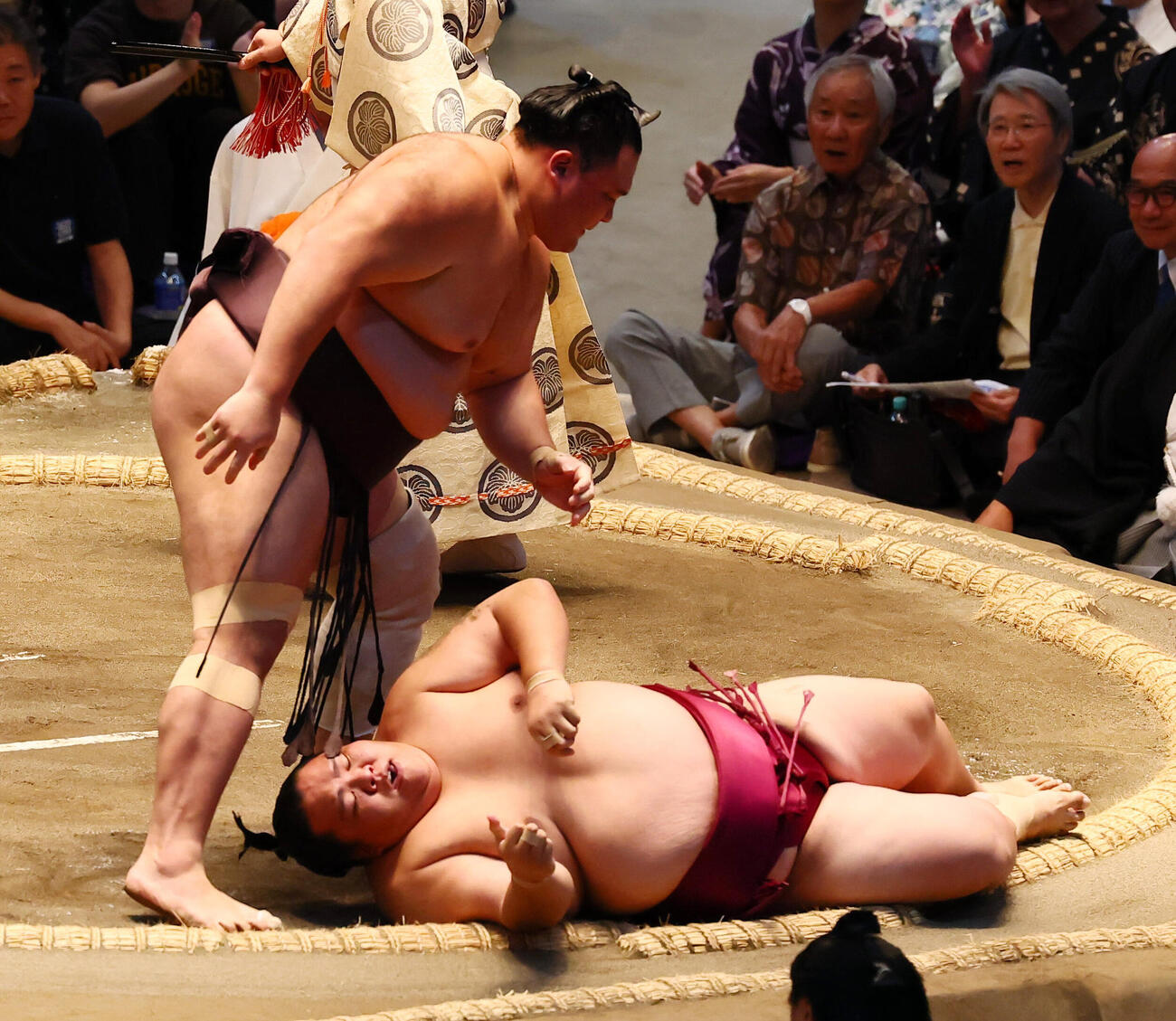 朝乃山（左）は上手投げで御嶽海を破る（撮影・加藤哉）