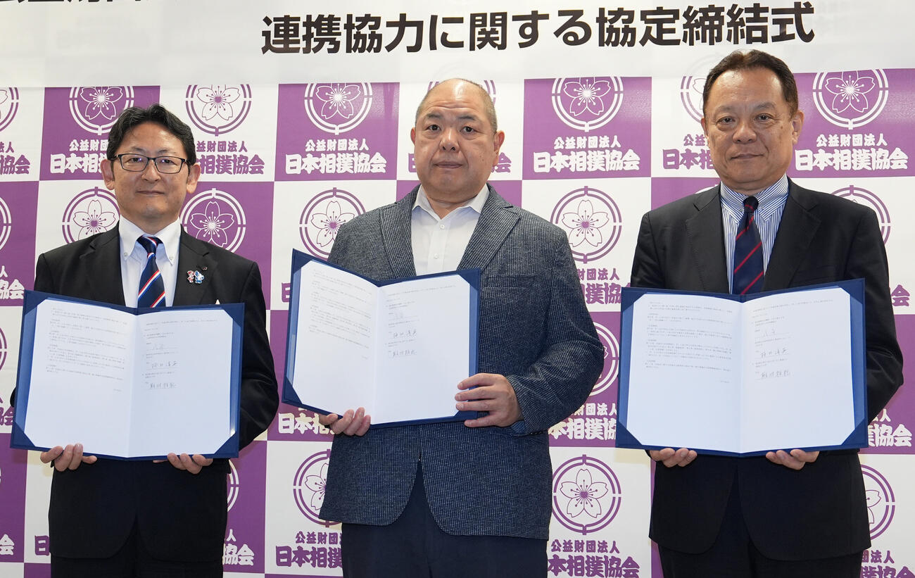日本相撲協会連携協力協定締結会見し署名を行った左から中京大学の梅村清英学長、日本相撲協会の八角信芳理事長、実践女子大学の難波雅紀学長（撮影・森本幸一）