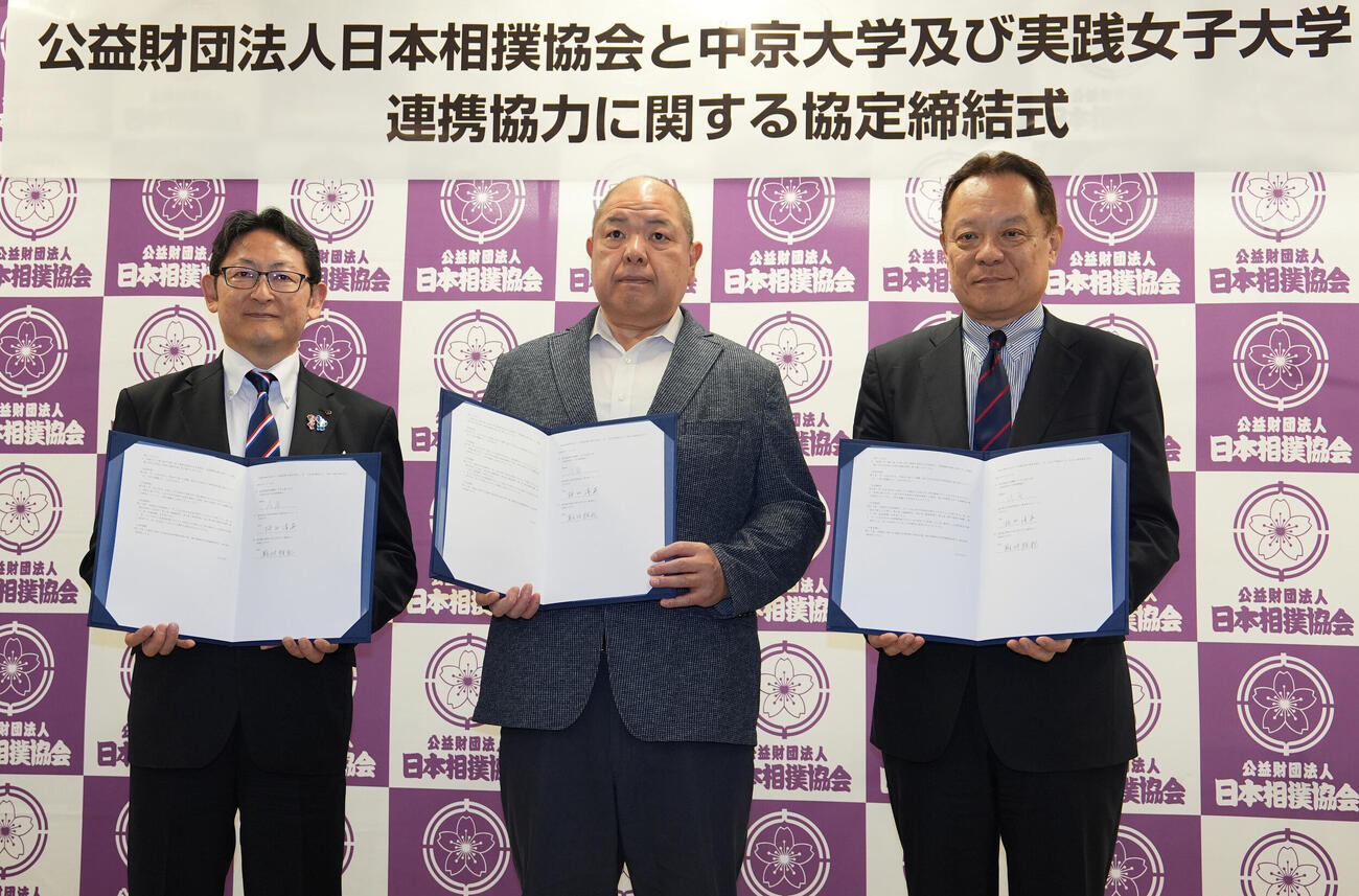 日本相撲協会連携協力協定締結会見し署名を行った左から中京大学の梅村清英学長、日本相撲協会の八角信芳理事長、実践女子大学の難波雅紀学長（撮影・森本幸一）