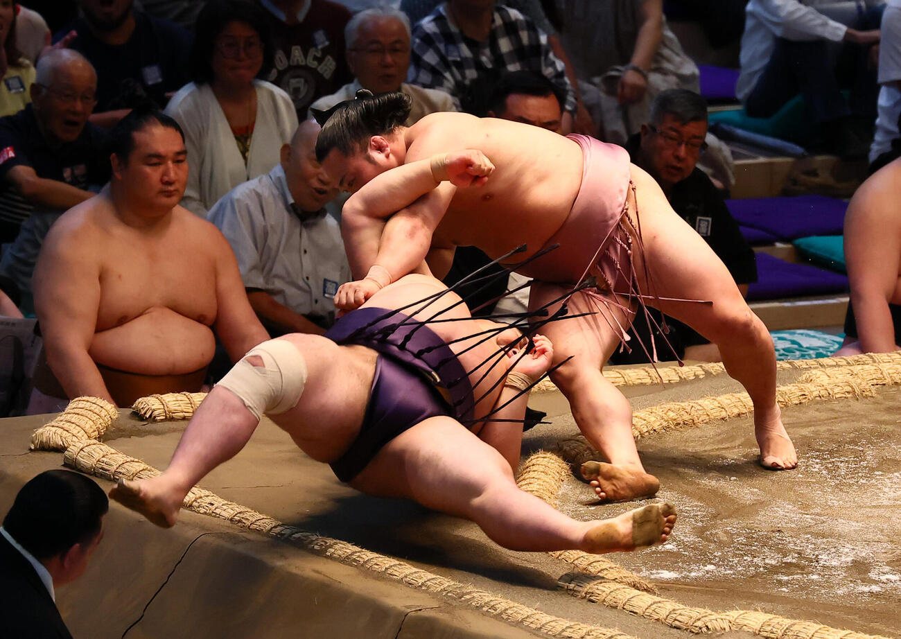 炎鵬はすくい投げで風賢央を破る（撮影・加藤哉）