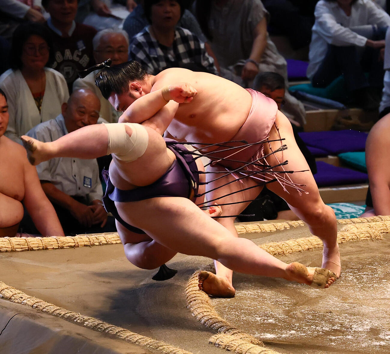 炎鵬はすくい投げで風賢央を破る（撮影・加藤哉）