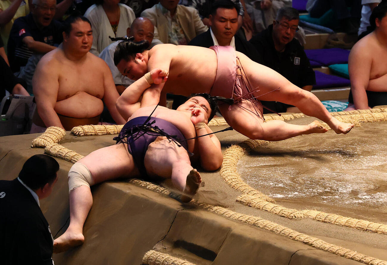 炎鵬はすくい投げで風賢央を破る（撮影・加藤哉）