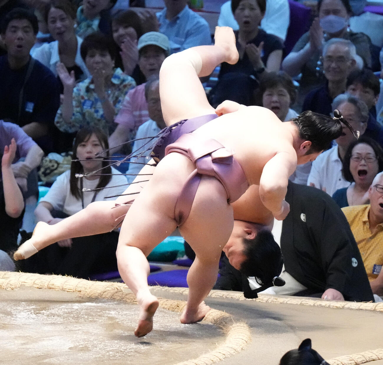 炎鵬（手前）は風賢央をすくい投げで破る（撮影・森本幸一）