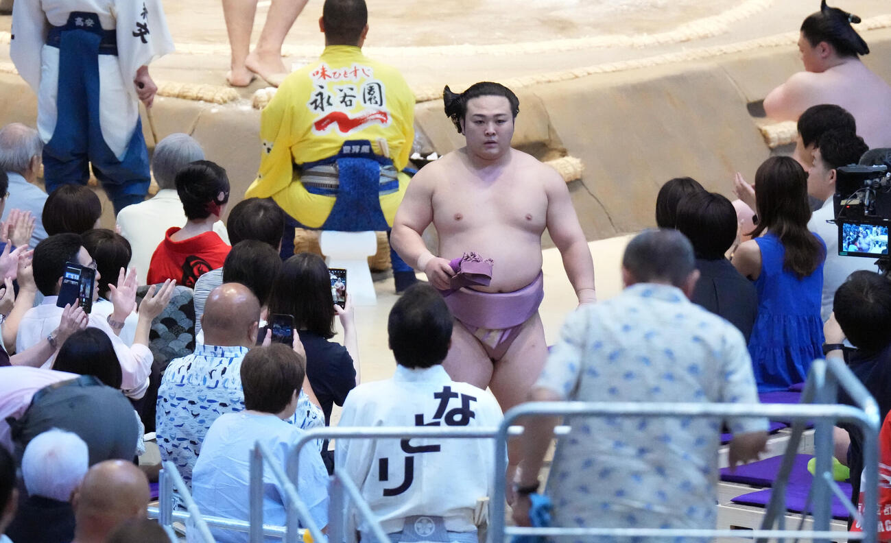 炎鵬（中央）は風賢央をすくい投げで破り花道を引き揚げる（撮影・森本幸一）