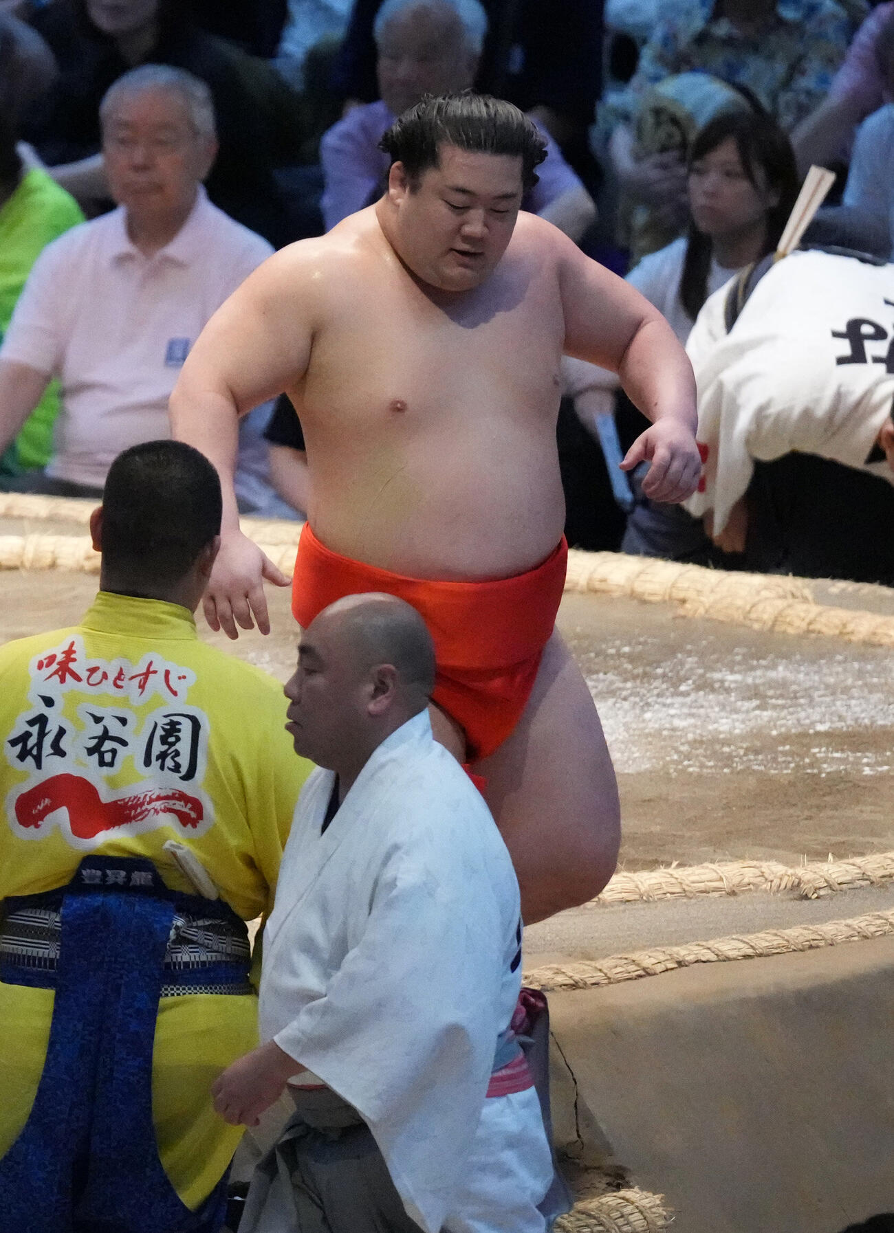 嵐富士は勇み足で西ノ龍に敗れる。（撮影・森本幸一）