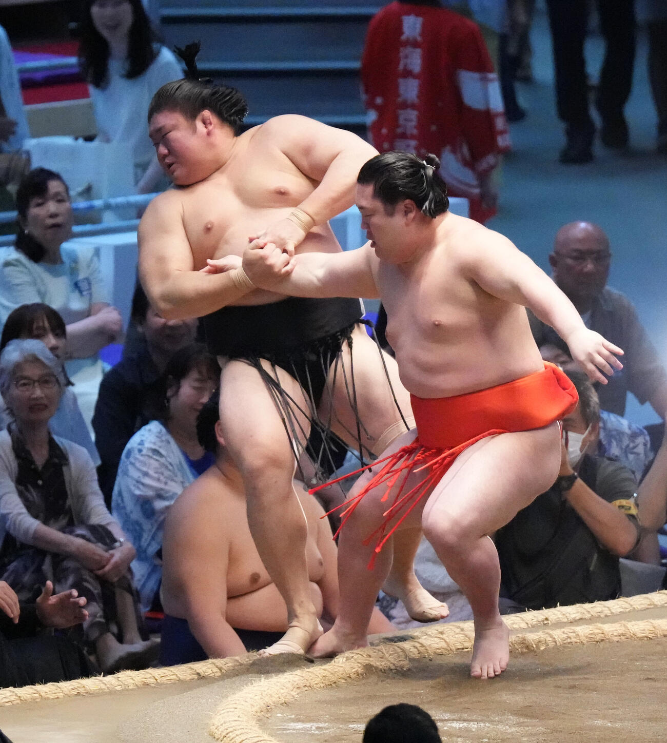 嵐富士（右）は勇み足で西ノ龍に敗れる（撮影・森本幸一）