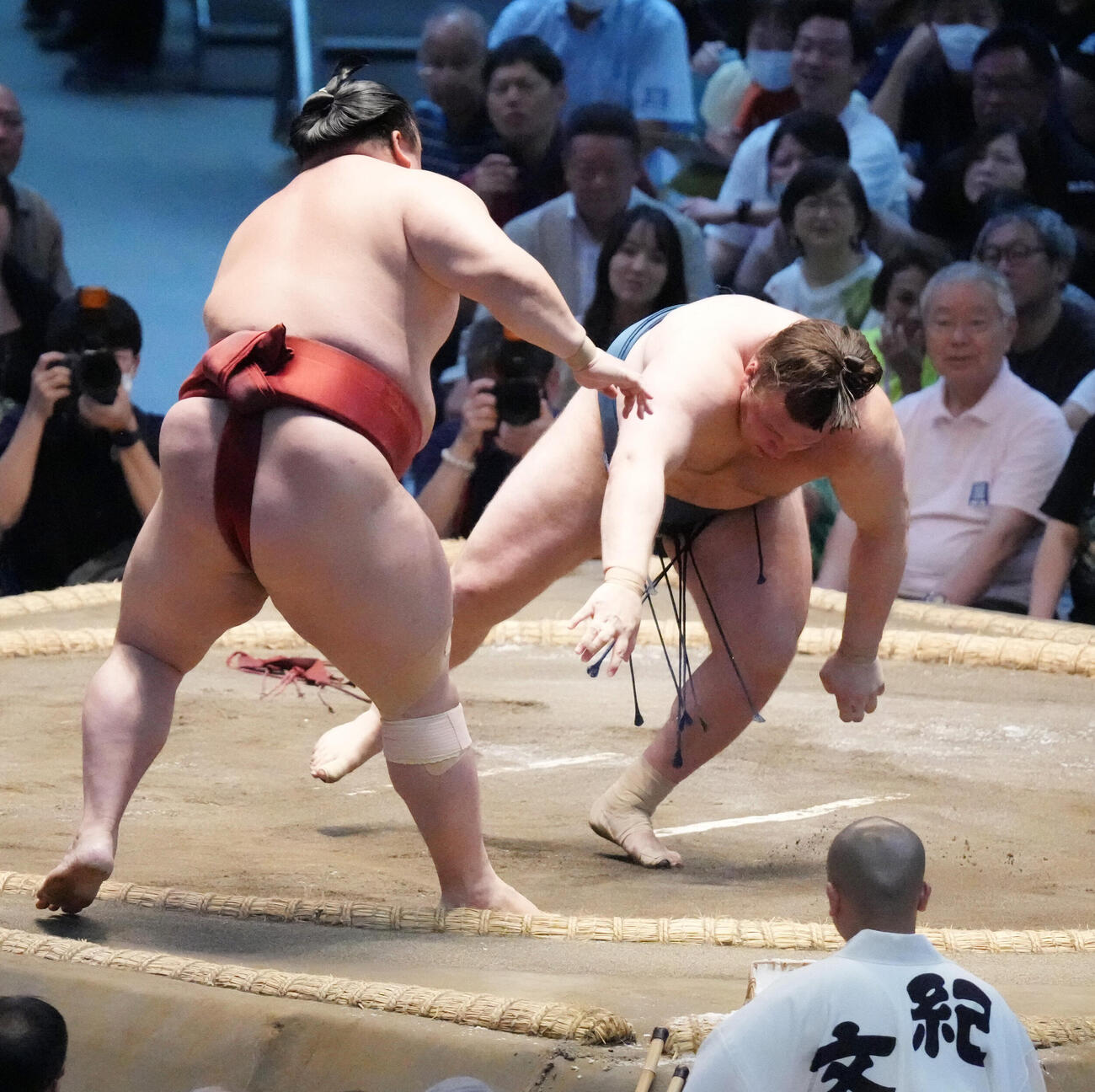 安青錦（右）は隆の勝を押し出しで破る（撮影・森本幸一）