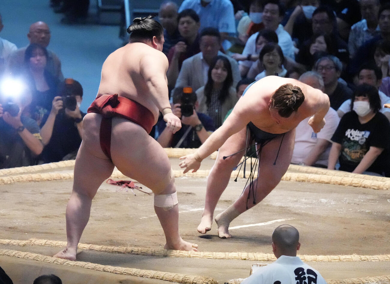 安青錦（右）は隆の勝を押し出しで破る（撮影・森本幸一）
